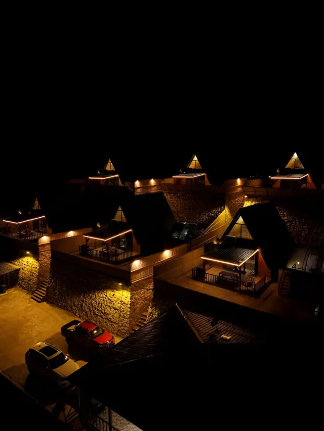 Cihan Bungalov gece manzarası, ahşap bungalov kompleksi